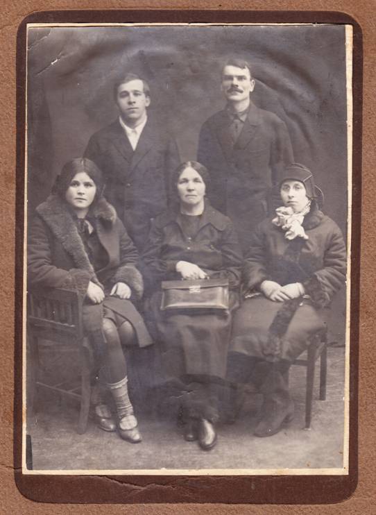 Слева направо, стоят — Георгий, его дядя Николай. Сидят — сестра Юлия, мама Елена, сестра Мария (1930 г.)