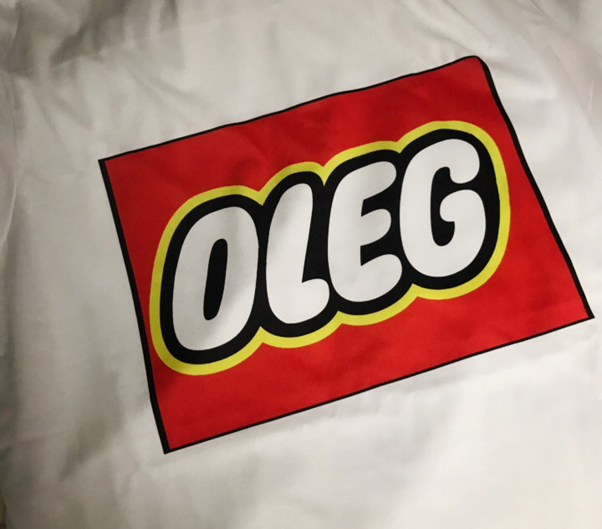 Логотип на подарочной футболке
