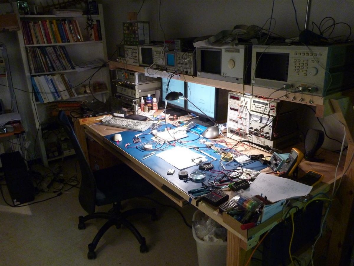 Двухкомнатную квартиру Евгений снимает неспроста, одна из комнат предназначена для ремонта компьютеров, которые он берет у владельцев.