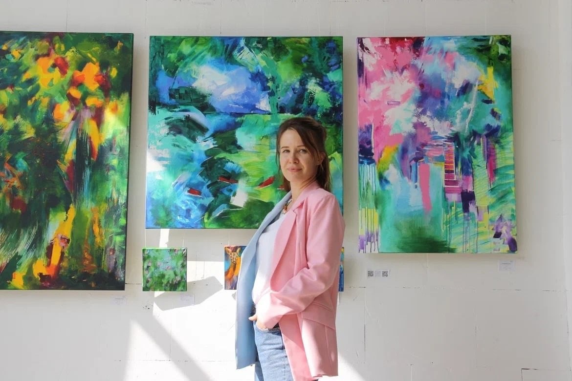 Каребина Леся на фоне её работ