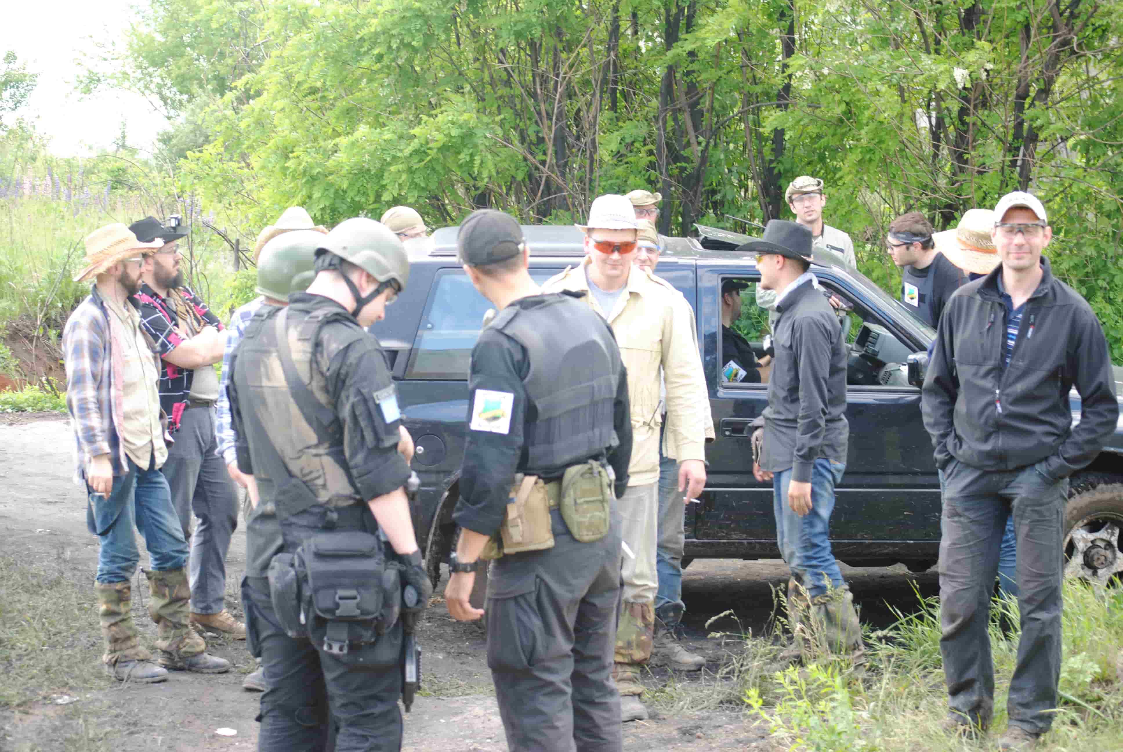 За секунду до броска гранаты. В грязном бронежилете скромно стоит автор публикации. За секунду до броска гранаты. В грязном бронежилете скромно стоит автор публикации.